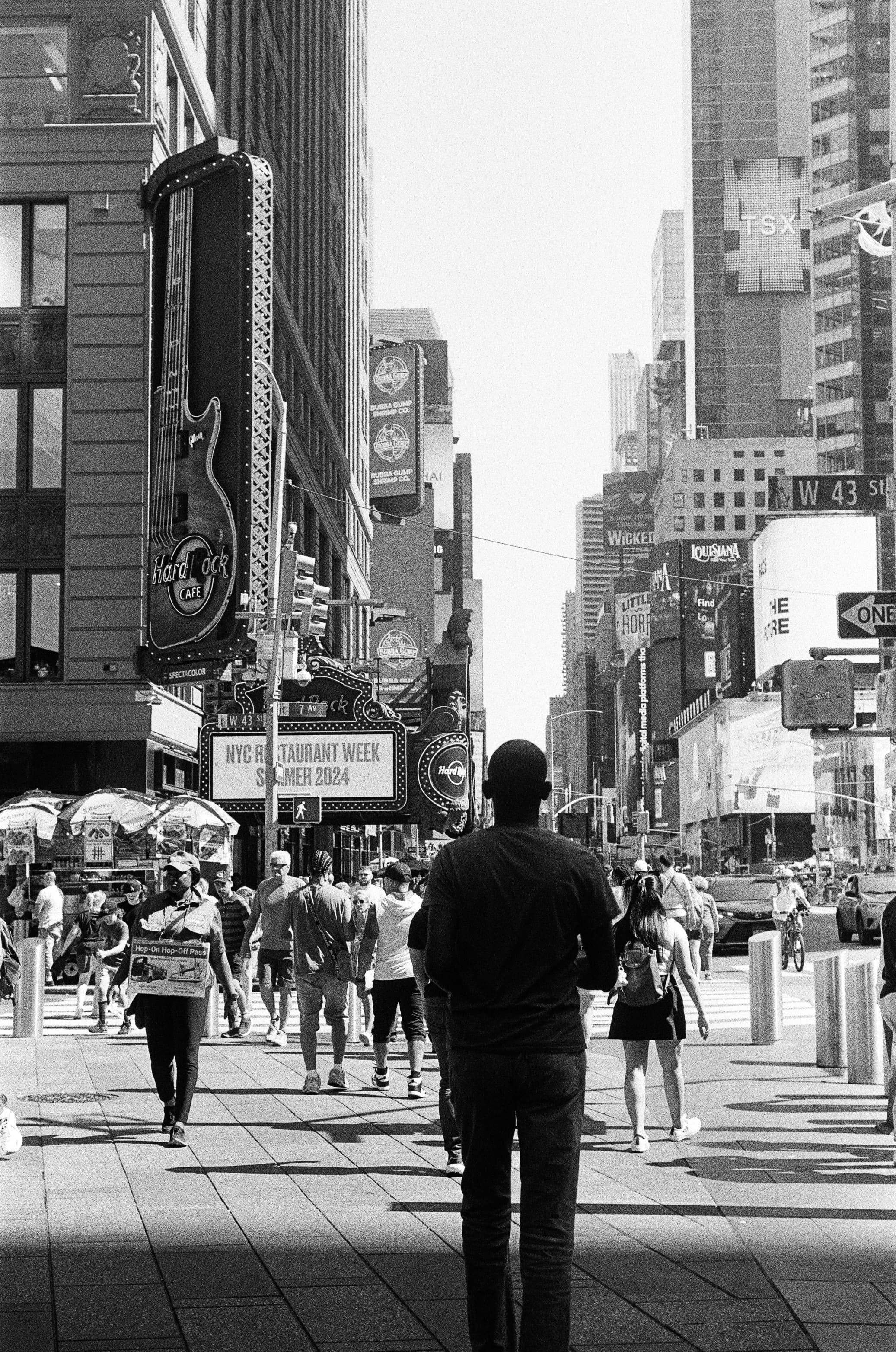 Film photograph by Miguel Ginhwell Garcia, shot on Ilford HP5 Plus 400